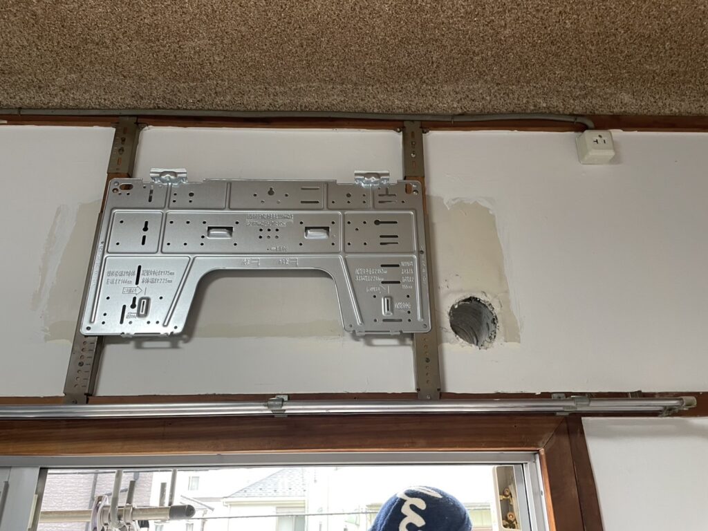 エアコン取付用の据付板を壁に取り付けた様子