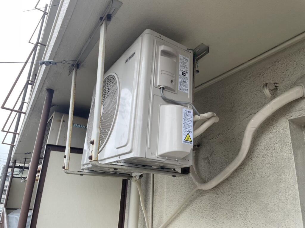壁面に設置したエアコン室外機