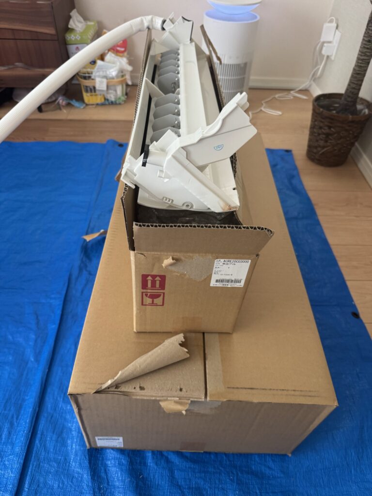 新品の壁掛けエアコンを開梱している様子