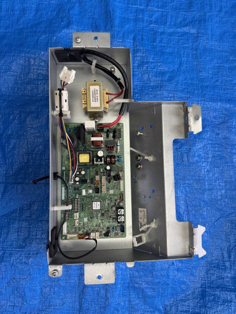エアコンの電装基板の修理作業
