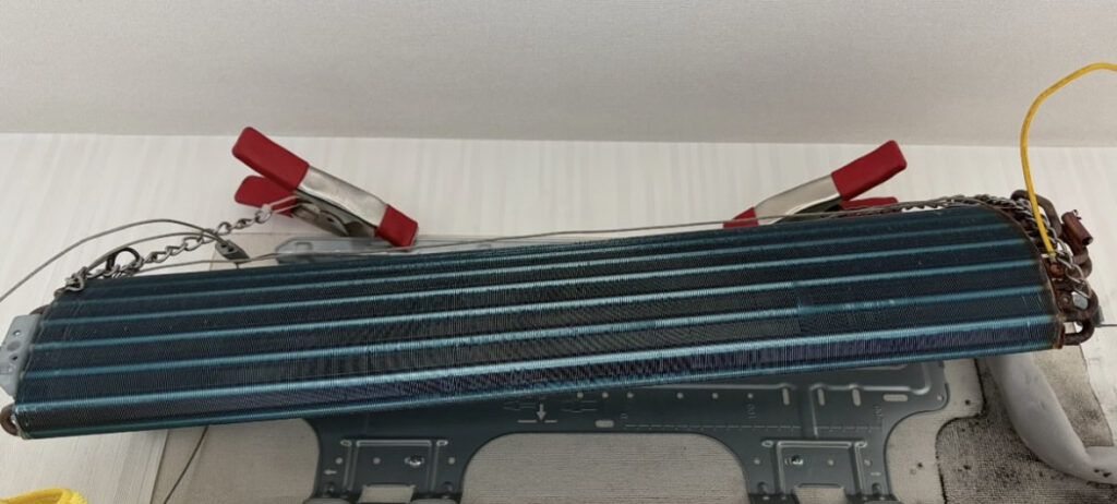 取り外したエアコンの熱交換器