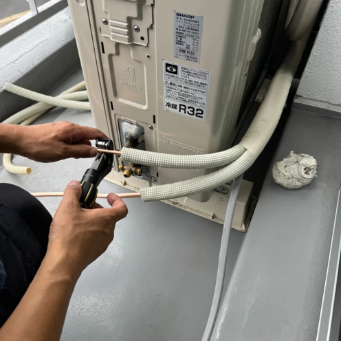 室外機の配管を接続している手元