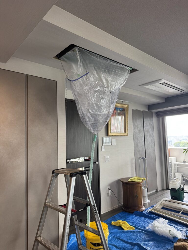 洗浄カバーを取り付けた住宅の天井埋込形エアコン
