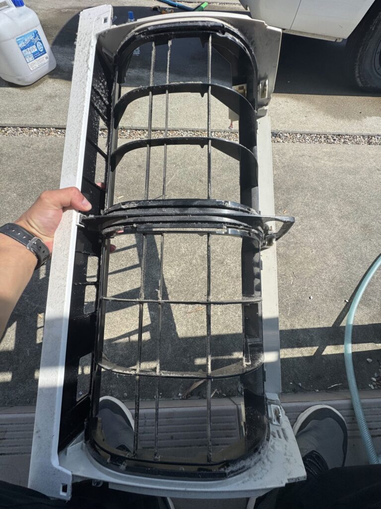 洗浄後の壁掛けエアコンの前面フレーム