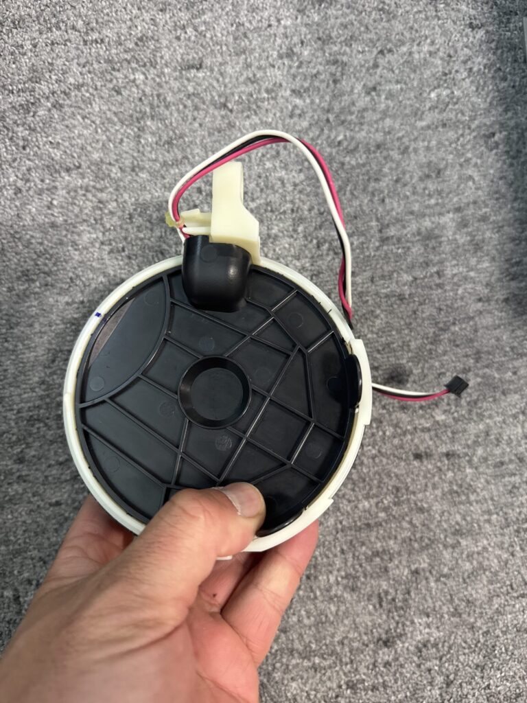 取り外した送風ファンのモーター部品