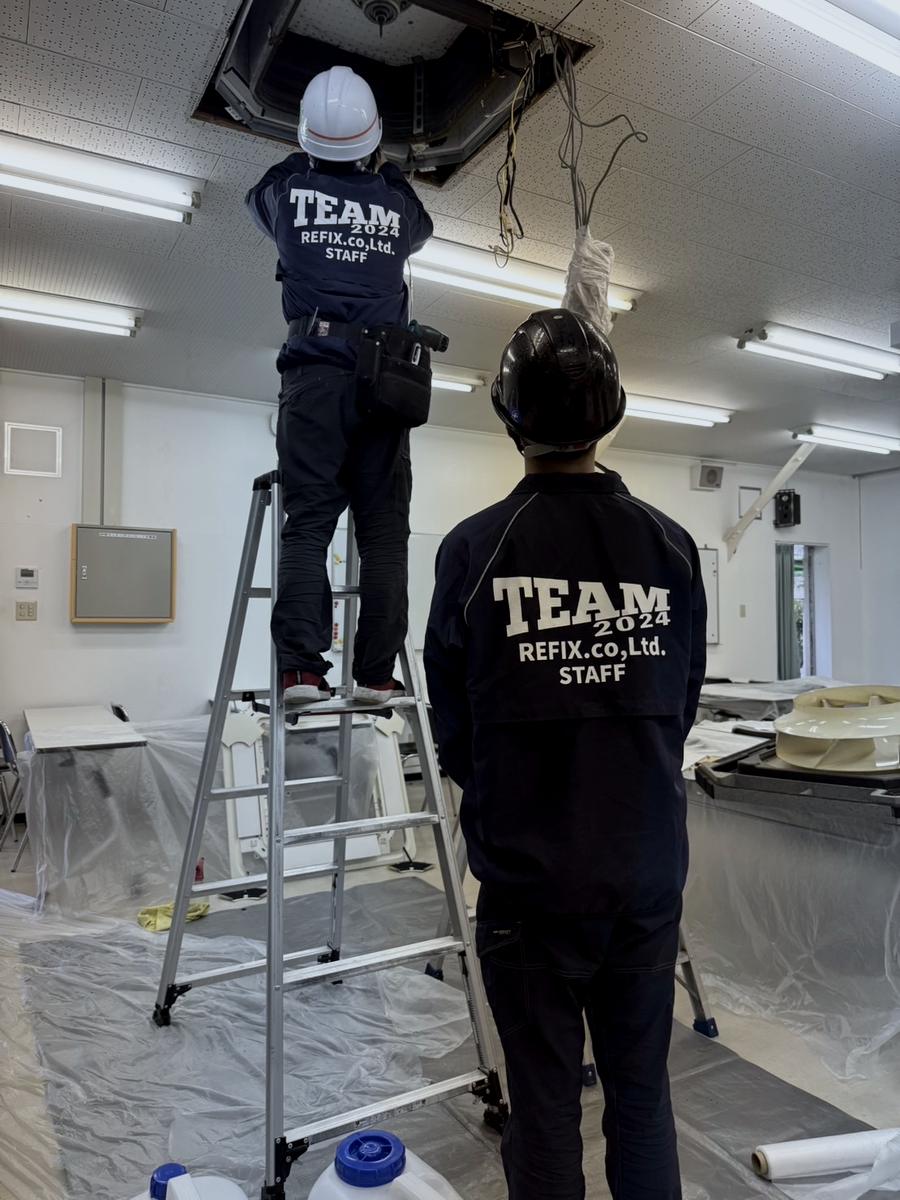TEAM REFIXのスタッフが天井カセット形エアコンの作業をしている様子