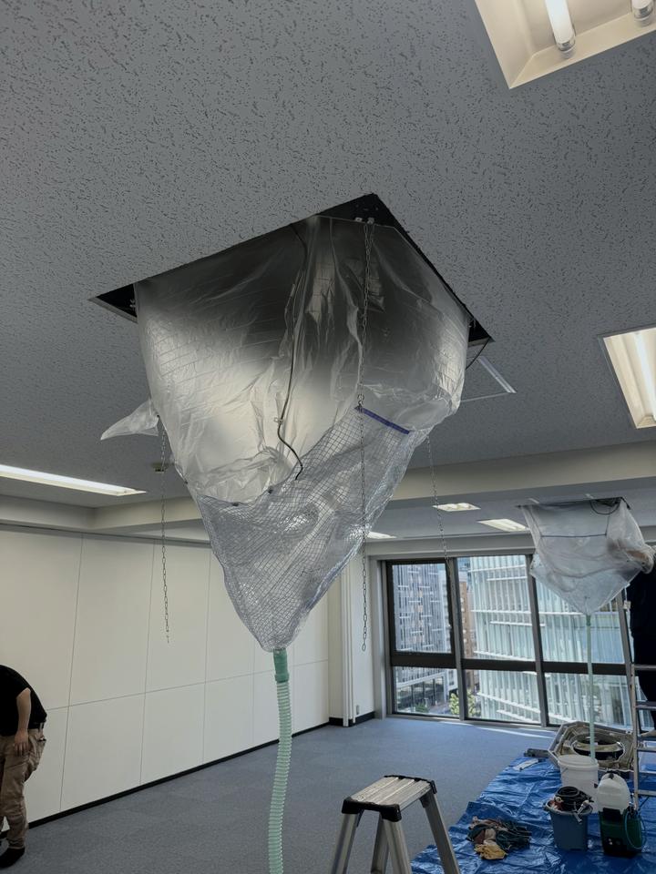 事務所の天井カセット形エアコンを洗浄カバーで養生した様子