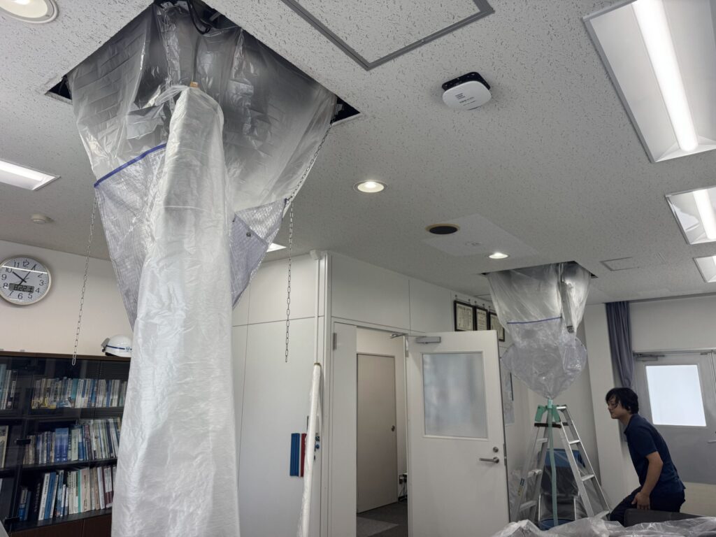 天井カセット形エアコンに洗浄カバーを取り付けた様子
