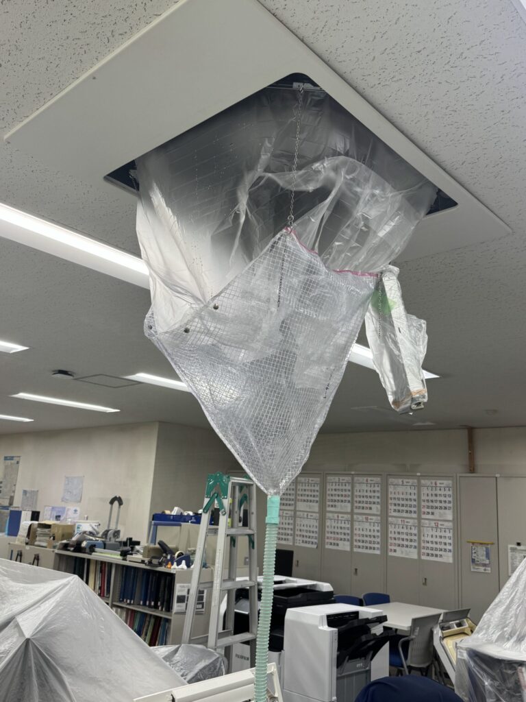洗浄カバーで養生した事務所の天井カセット形エアコン