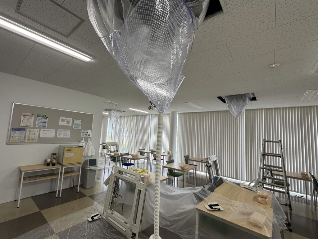 室内を養生して複数台のエアコンを洗浄している事務所