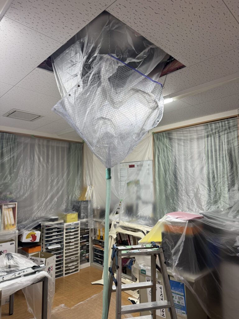 洗浄カバーとホースを取り付けた天井カセット形エアコン